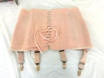 Voici un ancien corset gaine à lacets de couleur saumon en très bon état, comme neuf, et semble être pour une taille normale.