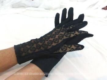 Voici une paire de gants vintages mi-longs avec dentelle sur le dessus et polyester sous le dessous. Taille standard 6 1/2 à 7 1/2.