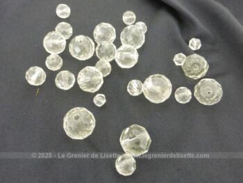 Lot de 26 anciennes pampilles rondes en verre ou peut-être en cristal, de tailles différentes mais avec la même forme de boule à multiples facettes et percées de haut en bas.