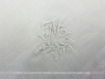 Ancien mouchoir de mariée fait main avec le monogramme M et sa bordure entièrement brodée en vagues.