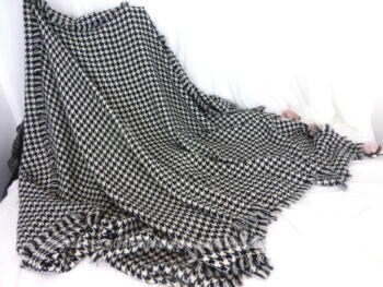 Voici un plaid tout en motif pied de poule dans un beau mélange tout en lainage tout doux. Il mesure 110 x 195 cm.