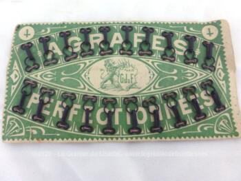 Ancienne planche carton vert d'agrafes de la marque GJ et F Paris, avec encore toutes les 20 agrafes cousues sur le carton. Parfaite dans un cabinet de curiosité !