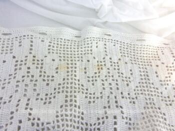 Voici un ancien rideau, format brise bise fait main au crochet en fil de coton épais et mesurant 145 x 28 cm.