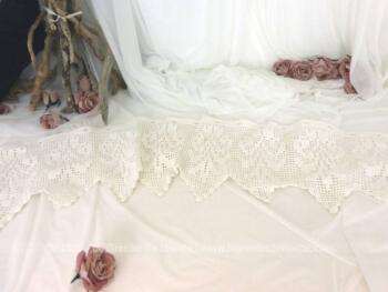 Voici un ancien rideau, format brise bise fait main au crochet en fil de coton épais et mesurant 145 x 28 cm.