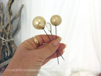 Trio d'anciennes épingles à chapeau, deux en forme de boules nacrées et une en verre. Idéales pour chapeaux ou en décoration.