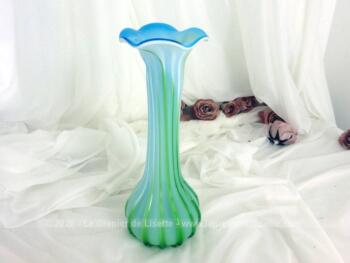 Voici un superbe vase en verre verre soufflé à la main en opaline, avec des couleurs dégradées, de vert, bleu et blanc. Pièce unique.