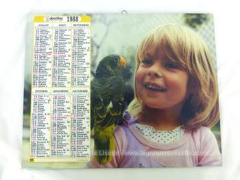 Ancien almanach des P.T.T. de 1988 avec d'un coté la photo d'une fillette avec une perruche et un bébé avec un ours bleu de l'autre. Il y a 12 feuillets supplémentaires.