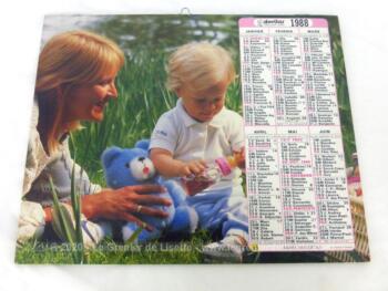 Ancien almanach des P.T.T. de 1988 avec d'un coté la photo d'une fillette avec une perruche et un bébé avec un ours bleu de l'autre. Il y a 12 feuillets supplémentaires.