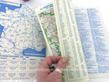 Ancien almanach des P.T.T. de 1989 avec des dessins représentant la Tour Eiffel à des périodes différentes. Il y a 12 feuillets supplémentaires dont un dessin de la Prise de la Bastille.