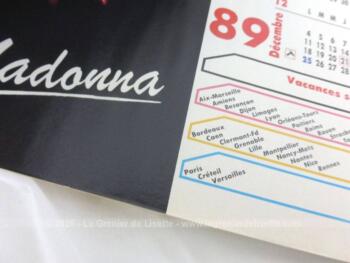 Ancien almanach des P.T.T. de 1989 avec des photos de lacs des 2 cotés. Il y a 12 feuillets supplémentaires plus un grand poster de Madonna agrafé au centre.