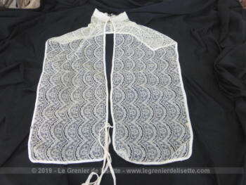 Voici une ancienne guimpe ou plastron fait main en dentelle mécanique de couleur ivoire.
