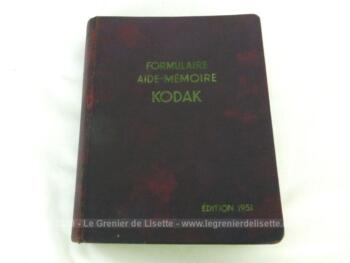 Voici un livre ancien portant le nom de "Formulaire Aide-Mémoire KODAK édition 1951" - sur 238 pages.