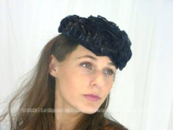 Ancien chapeau forme bibi décoré par des volutes noires en sisal et tissus.