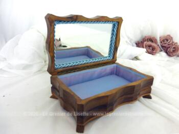 Voici une ancienne boite à bijoux des années 50 avec son capitonnage bleu ciel et son miroir .