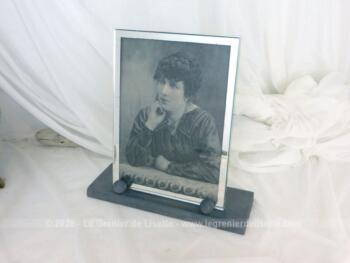 Ancien porte-photos bois revisité avec son cadre en verre et miroir et son support en bois teinté en gris, avec photo libre de droit . Pièce unique.