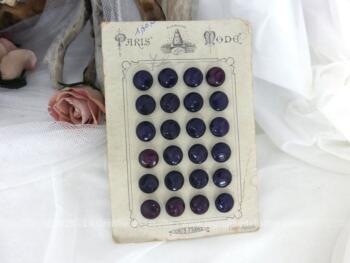 Voici une ancienne plaquette en carton Paris Mode avec ses 24 boutons bordeaux cousus dessus avec au dos sa belle étiquette rétro pour masquer les fils.
