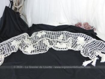 De 150 x 35 cm + 15 cm de franges de chaque coté, voici un ancien long chemin de table blanc réalisé à la main au crochet en mailles filet décoré de grappes de raisin en relief