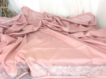 Voici un grand coupon de tissus d'ameublement de couleur rose poudré de 150 x 230 cm avec une frise sur les 2 cotés sur toute la longueur .