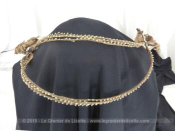 Voici une ancienne couronne diadème de mariée composée de 6 arcs en fleurs de cire datant du début du XX° pour une décoration remplie du charme d'antan.
