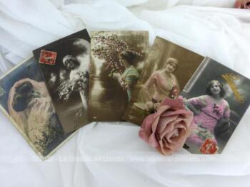 Cinq cartes postales anciennes de photos colorisées de portrait de femme datant du tout début du XX°.