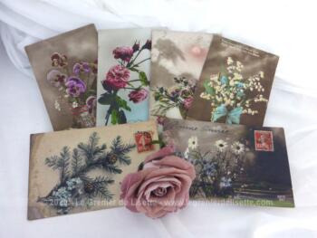 Six anciennes cartes postales de photos de fleurs datant des années 1920 avec les mentions Bonnes Fêtes ou Bonne Année.