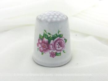 Dé à coudre en céramique teinté en blanc avec de belles fleurs roses peintes à la main et portant la signature à la main " B et B of Bohémia".