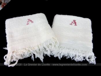 Duo d'anciennes serviettes de toilette en éponge blanche avec franges et brodées du monogramme A.