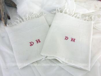 Duo d'odorables serviettes blanches en coton nid d'abeille aux monogrammes DH de 58 x 80 cm + 4 cm de franges en haut et en bas.