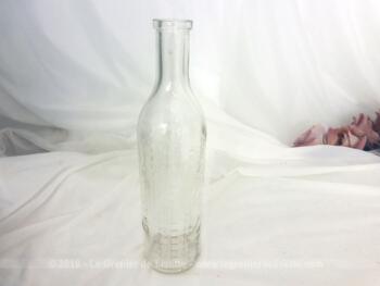 Ancienne bouteille de pharmacie en verre graduée d'un coté en grammes et de l'autre en cuillerées à soupe de 20 cm de haut.