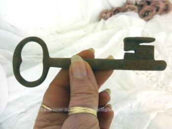 Voici une ancienne grosse clé de manoir paneton forme S de 13 cm de long avec toute sa belle patine d'origine remplie d'authenticité.