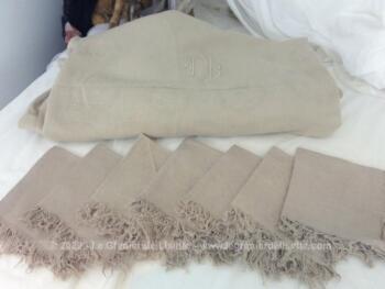 Ancienne nappe damassée brodée des monogrammes JB et 7 serviettes à thé dont mis en valeur par la couleur taupe tendance shabby. Pièces uniques.