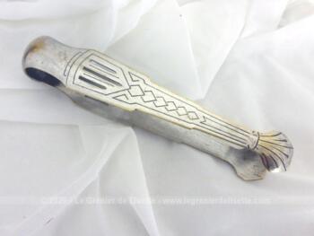 Ancienne pince à sucre en argent avec poinçon style Art Déco aux griffes superbement ouvragées.
