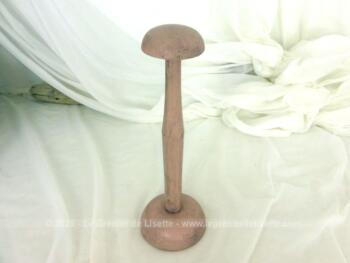 Prévu pour chapeaux de bébé ou poupons, voici un adorable et très vintage petit porte chapeau rose shabby en bois, patiné à la main.
