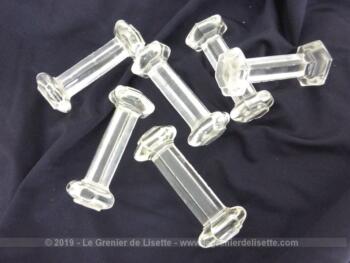 Six anciens porte couteaux verre moulé Art Déco de forme hexagonale dont les extrémités coupées manuellement sont toutes un peu différentes.