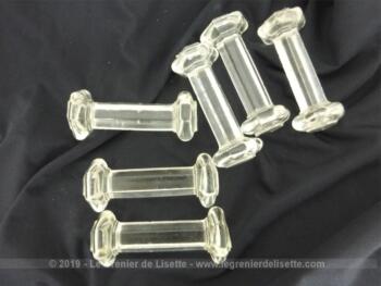 Six anciens porte couteaux verre moulé Art Déco de forme hexagonale dont les extrémités coupées manuellement sont toutes un peu différentes.