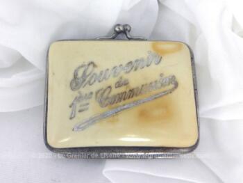 Ancien petit porte monnaie gravé en incrustation de métal argenté du texte "Souvenir de 1ere Communion" en bakélite écrue et comportant 4 compartiments.
