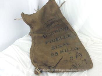 Ancien sac en toile de jute épaisse de 95 x 50 cm, portant l'inscription DEETING FICELLE SISAL 25 kg. Avec de nombreuses marques de reprises, couture et trous. Du pur authentique.
