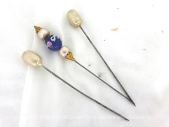 Trio d'anciennes petites épingles à chapeau, deux avec des perles en verre décorées de nacre et une avec une perle en verre bleu. Idéales pour chapeaux ou en décoration.