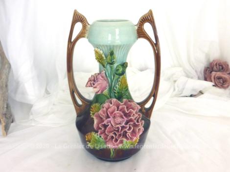 Voici un ancien vase en barbotine numéroté dont le col bleu pastel et la grosse fleur rose centrale en relief soulignent toute l' harmonie.