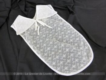 De belle couleur écrue et surement fait main, voici une ancienne guimpe, plastron ou 