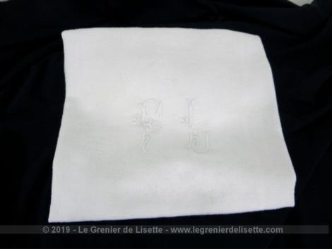 Ancienne serviette ou torchon aux monogrammes FL de 62 x 71 cm en coton blanc damassé avec les initiales brodées et placées au centre.