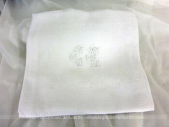 Ancienne serviette monogrammes GC de 62 x 72 cm en coton blanc damassé avec les initiales brodées et placées au centre.