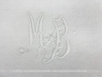 Ancienne serviette ou torchon aux monogrammes MB de 80 x 6 5 cm en coton blanc damassé avec les initiales brodées et placées au centre.