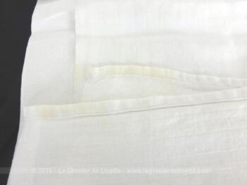 Ancienne serviette ou torchon aux monogrammes MB de 80 x 6 5 cm en coton blanc damassé avec les initiales brodées et placées au centre.