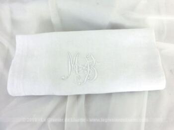 Ancienne serviette ou torchon aux monogrammes MB de 80 x 6 5 cm en coton blanc damassé avec les initiales brodées et placées au centre.