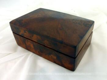 Belle et ancienne boite tabatière toute en loupe d'orme de 12 x 5 x 7.5 cm avec à l'intérieur un emplacement disponible de 8 x 4 x 4 cm.