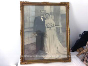 Ancien cadre de 65 x 45 cm, en bois doré, couleur vieil or avec une photo d'un couple très élégant de jeunes mariés des années 40.