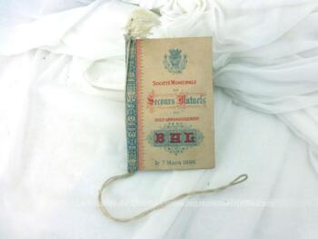 Datant de la fin du XIX°, Voici un ancien carnet de bal de 1896 de 11 x 7.5 x 0.2. cm de la Société Municipale de Secours Mutuels du XVIII° Arrondissement , Bal du 7 mars 1896.