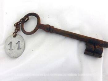 Accouchée à une très vieille clé recouverte de sa patine authentique, il y a une ancienne plaque en zinc avec le chiffre 11 poinçonné en creux