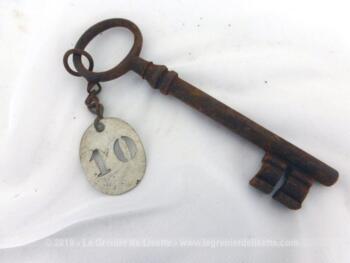 Accouchée à une très vieille clé recouverte de sa patine authentique, il y a une ancienne plaque en zinc avec le chiffre 10 poinçonné en creux,
